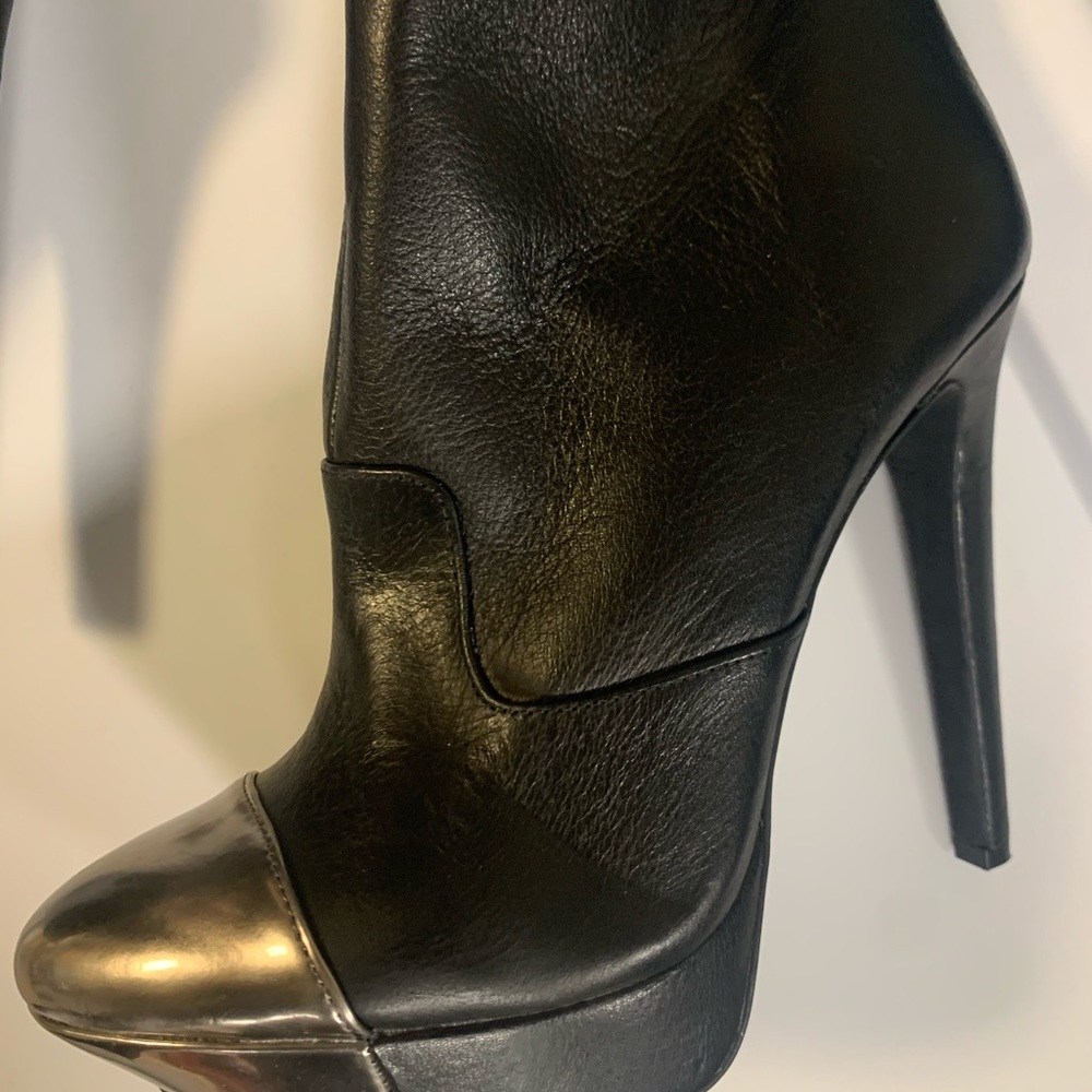Jessica Simpson booties size 7 black/metallic